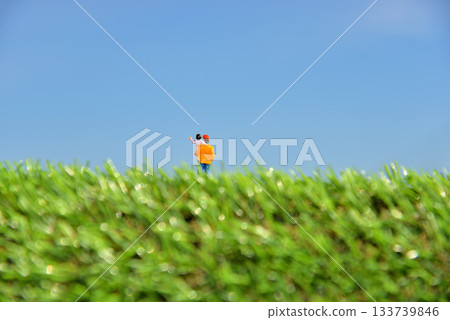 Image of a family waving under the blue sky 133739846