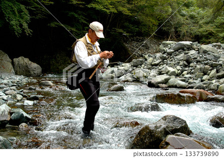 上野川的河水奔流不息，一位漁民正在上野川與伊勢澤川的交會處附近捕魚。 133739890