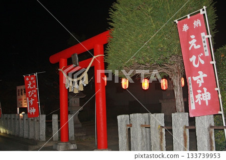 Starting this year, the vermilion torii gate and surrounding area will be captured (2025.11.20). The vermilion color stands out against the black background in the cold night air. 133739953