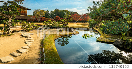 岡山後樂園是日本三大名園之一,也是江戶時代典型的漫步式庭園。 岡山後樂園是日本三大名園之一,也是江戶時代典型的漫步式庭園。 133740163