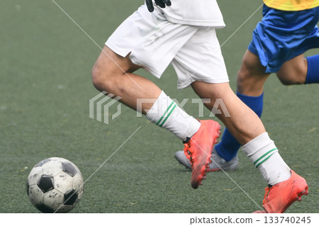 運球的足球運動員 133740245