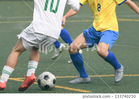 運球的足球運動員 133740250