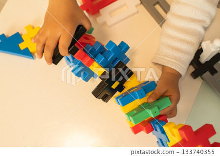 孩子的手在玩積木 133740355