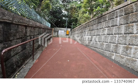 東京都港區高輪三丁目 堀坡 該坡的名稱來自於該地區的村莊稱為「堀村」。 133740967