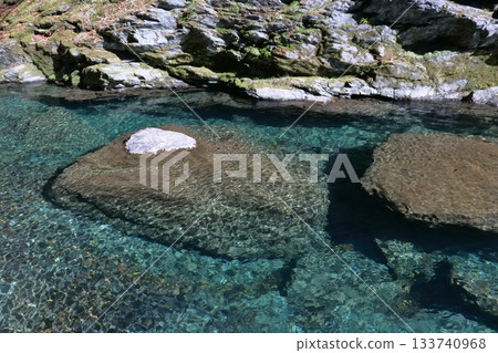 岩屋川谷的清澈河水(高知縣仁代川町別田市) 岩屋川谷的清澈河水(高知縣仁代川町別田市) 133740968