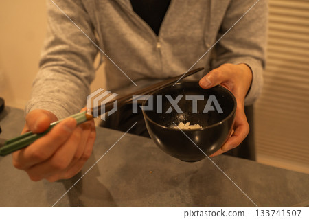 一個男人正用碗吃米飯。 133741507