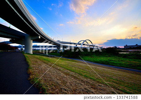 Arakawa River: Evening view of the Goshikizakura Bridge and Kohoku Junction, with the autumn cherry blossoms turning red 133741588