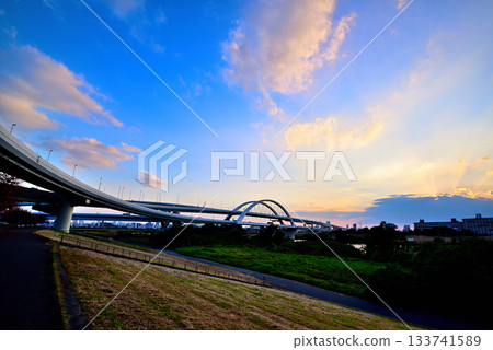 Arakawa River: Evening view of the Goshikizakura Bridge and Kohoku Junction, with the autumn cherry blossoms turning red 133741589
