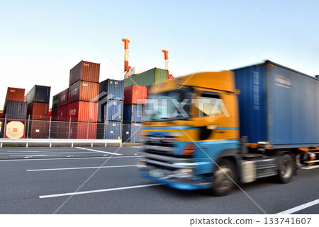 Near Shinagawa Pier in the evening 133741607