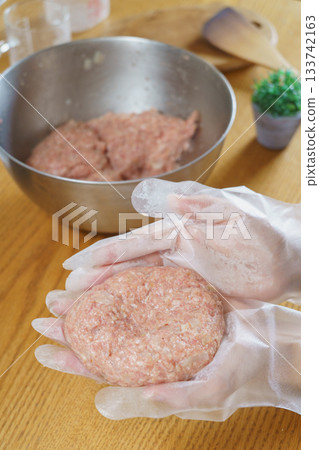 Hamburger steak shaping image: Make a depression in the center Hamburger steak shaping image: Make a depression in the center 133742163