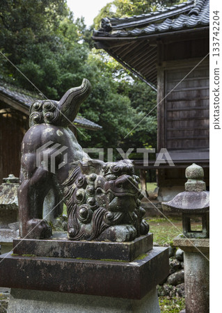 神社入口處的守護犬雕像 133742204