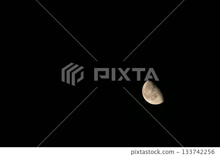 八月的夜空中，月亮靜靜地漂浮著 06 133742256