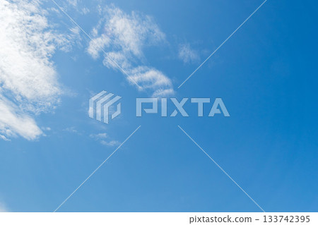 秋日的天空：平靜的藍天與白雲 48 133742395