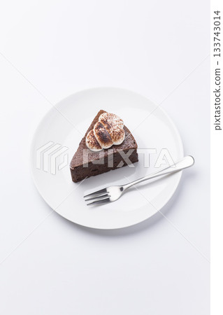 Cake on a plate Gateau chocolat white background 133743014