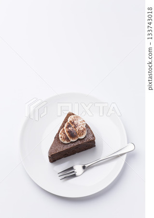 Cake on a plate Gateau chocolat white background Cake on a plate Gateau chocolat white background 133743018