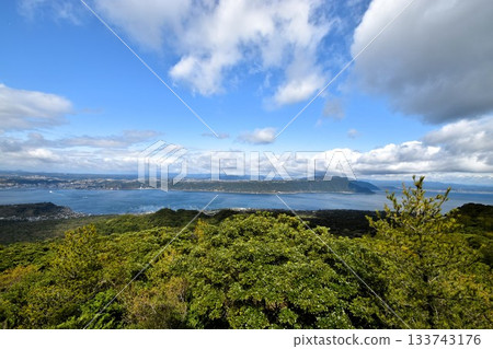 從鹿兒島縣城山展望台眺望櫻島、錦江灣及鬱鬱蔥蔥的自然風光 133743176