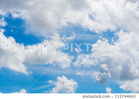 秋日的天空：藍天白雲，帶著一絲夏日的氣息 43 133744663