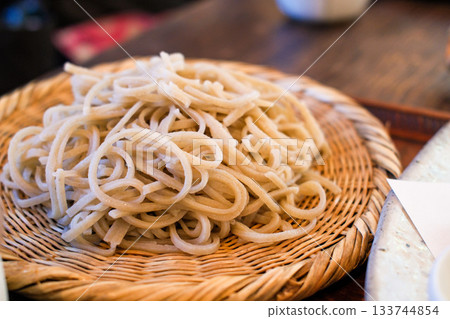 蕎麥麵放在濾鍋中 蕎麥麵放在濾鍋中 133744854