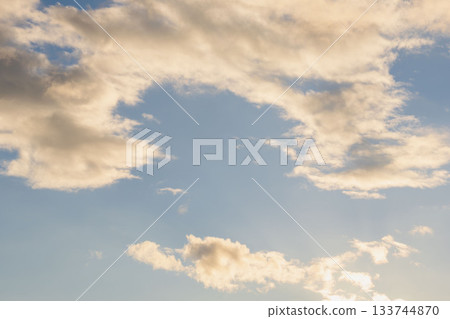 秋日的天空：晨曦染紅了天空和雲 15 133744870