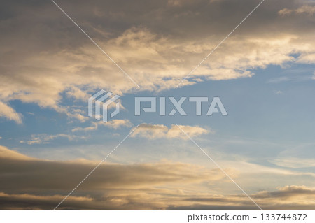 秋日的天空：晨曦染紅了天空和雲 17 133744872