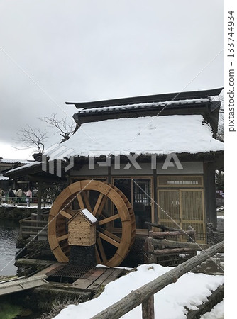 忍野八戒水車旁的雪景 133744934