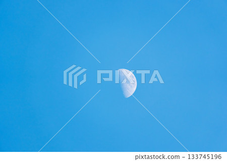 夏日傍晚,一輪潔白的半月懸掛在藍天之上。 02 夏日傍晚,一輪潔白的半月懸掛在藍天之上。 02 133745196