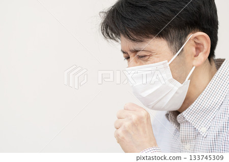 中年男子咳嗽,疑似流感 中年男子咳嗽,疑似流感 133745309