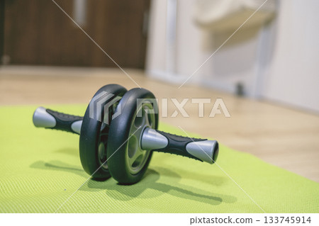 Abdominal roller and mat for home workouts 133745914