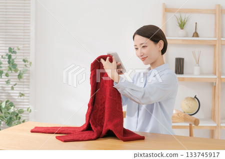 一位女士試圖出售閒置物品 一位女士試圖出售閒置物品 133745917