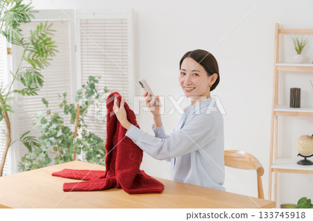 一位女士試圖出售閒置物品 一位女士試圖出售閒置物品 133745918