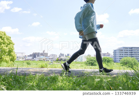 40 多歲女性在戶外散步（無臉） 133746939