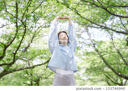 一名 40 多歲的女性在戶外進行熱身運動 133746940