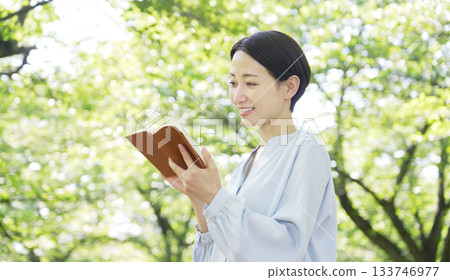 戶外讀書的女人 133746977