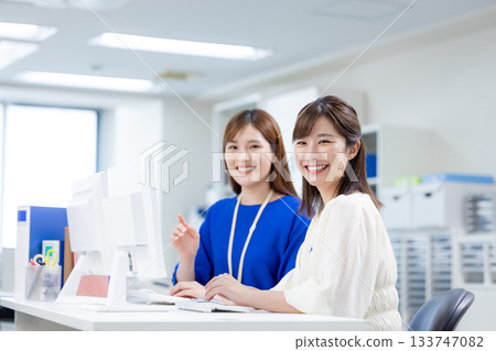 在電腦上工作的女商人 133747082