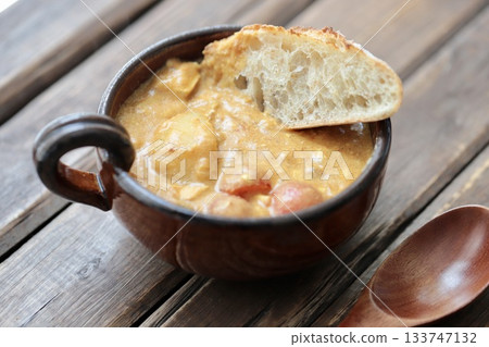 自製豆漿番茄咖哩和全麥麵包 自製豆漿番茄咖哩和全麥麵包 133747132