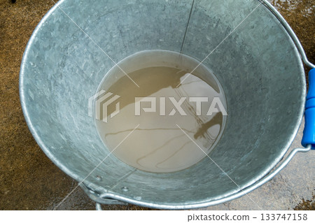 一桶泥水 133747158