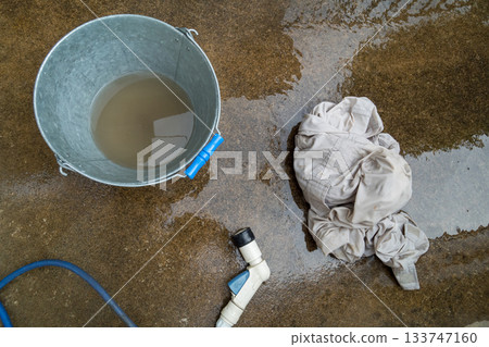 水稻插秧後清洗髒工作服 133747160