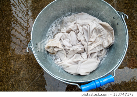 水稻插秧後清洗髒工作服 133747172