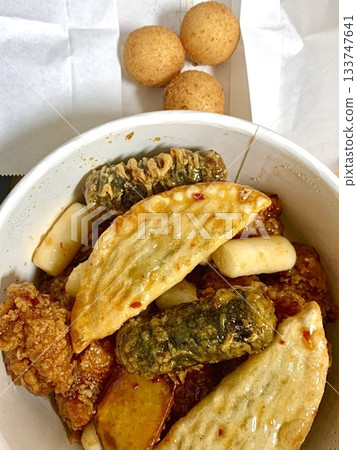Bunsik, a popular Korean street food, includes various dishes like tteokbokki, odeng, and gimbap. It's a tasty, comforting snack loved by many, perfect for casual gatherings or quick bites. 133747641
