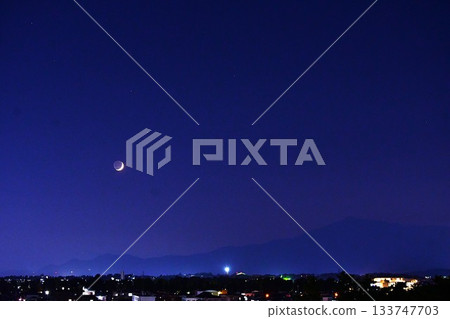 西方天空中的地球反照新月 133747703