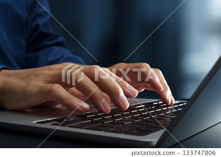 商務人士在辦公桌前使用筆記型電腦。特寫鏡頭:雙手和鍵盤。 商務人士在辦公桌前使用筆記型電腦。特寫鏡頭:雙手和鍵盤。 133747806