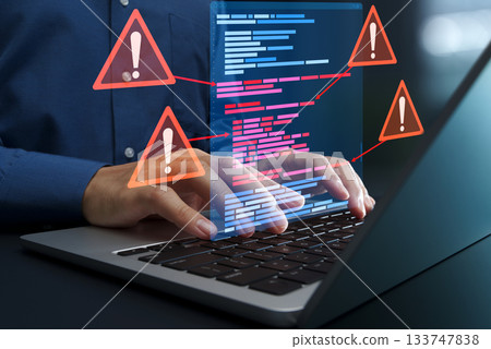 軟體原始碼中的錯誤和調試。程式設計師使用筆記型電腦修復錯誤。 133747838