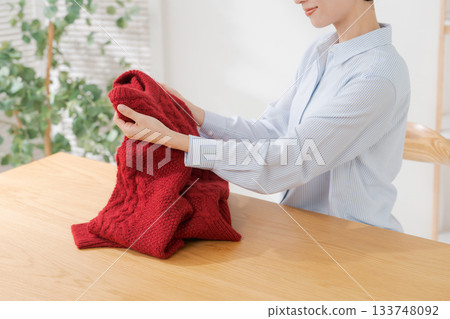 女人的手正在摺毛衣 133748092