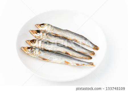 烤乾烏魯梅（圓形乾魚）放在白色背景上的盤子裡 133748109