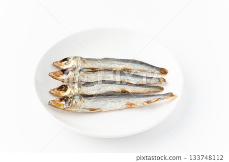 烤乾烏魯梅（圓形乾魚）放在白色背景上的盤子裡 133748112