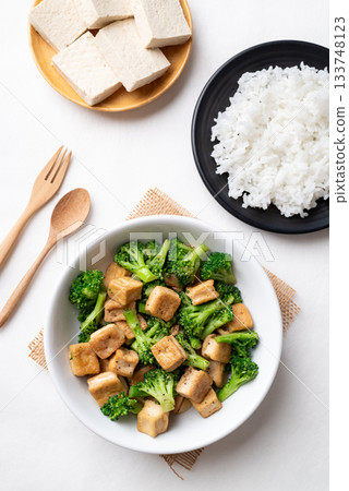 Stir fried tofu and broccoli with soy sauce eating with cooked rice, Asian vegan food, Top view Stir fried tofu and broccoli with soy sauce eating with cooked rice, Asian vegan food, Top view 133748123