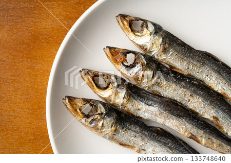 盤子上烤熟的乾烏魯梅(圓形乾魚)的特寫鏡頭 盤子上烤熟的乾烏魯梅(圓形乾魚)的特寫鏡頭 133748640