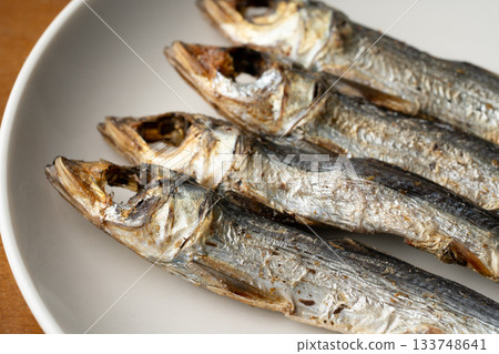 盤子上烤熟的乾烏魯梅（圓形乾魚）的特寫鏡頭 133748641