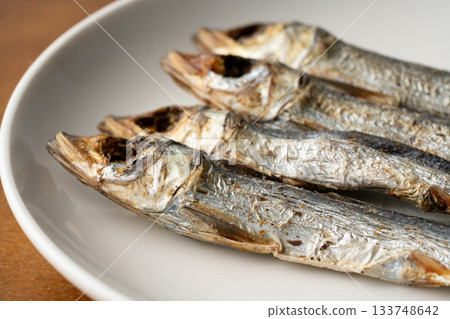 盤子上烤熟的乾烏魯梅（圓形乾魚）的特寫鏡頭 133748642
