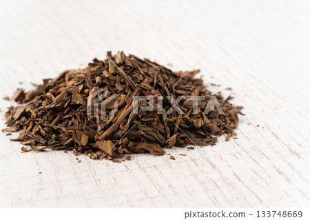 焙茶茶葉擺放在白盤上 133748669